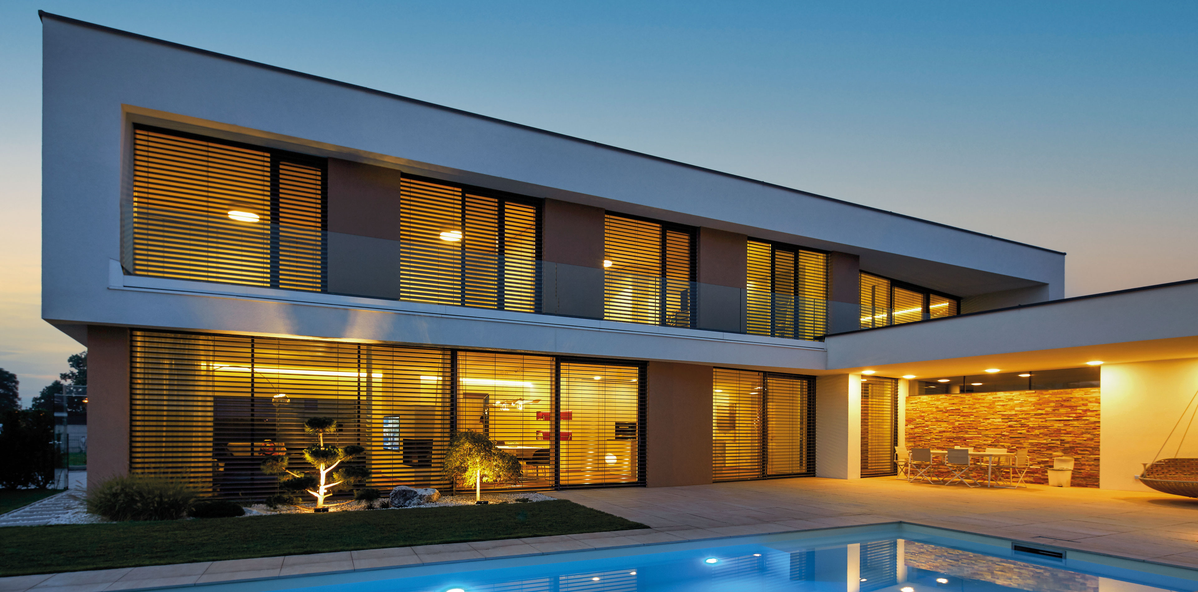 Modernes Einfamilienhaus mit Raffstores als Sonnenschutz im Neubau und Bestand