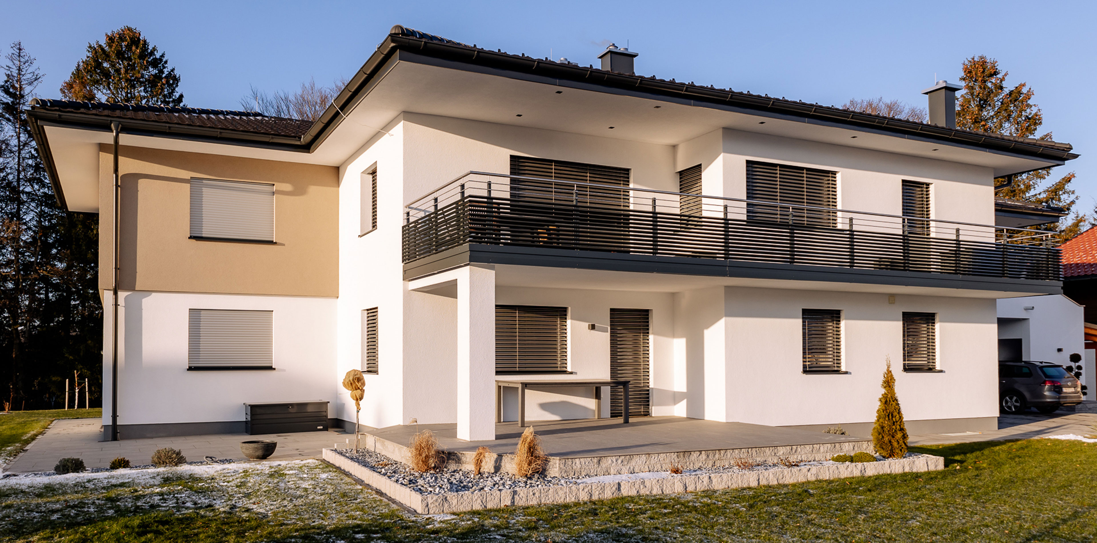 Einfamilienhaus mit Raffstores als Sonnenschutz bei bestehendem Gebäude