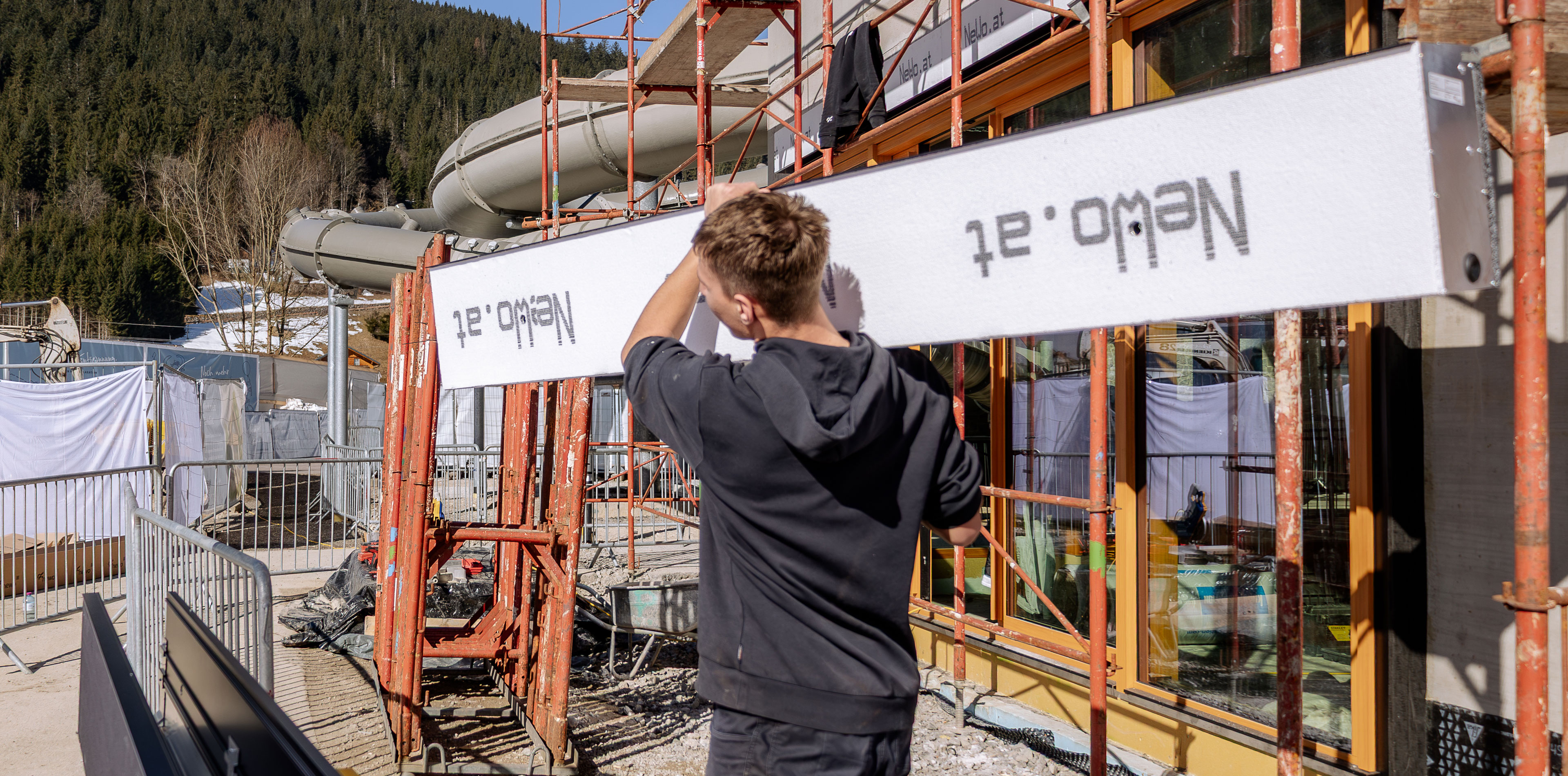 Monteur installiert Rollladen im Neubau bei Schachtmontage auf Baustelle