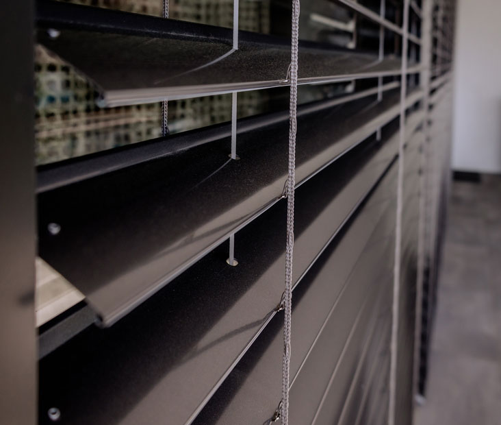 Raffstore im Neubau mit Lamellen für flexible Lichtlenkung und Sonnenschutz