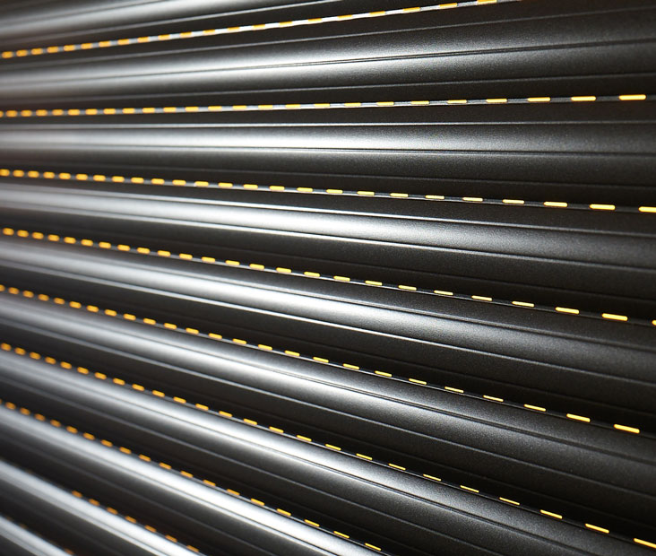 Rollladen im Neubau mit geschlossenem Panzer für Sonnenschutz und Sichtschutz