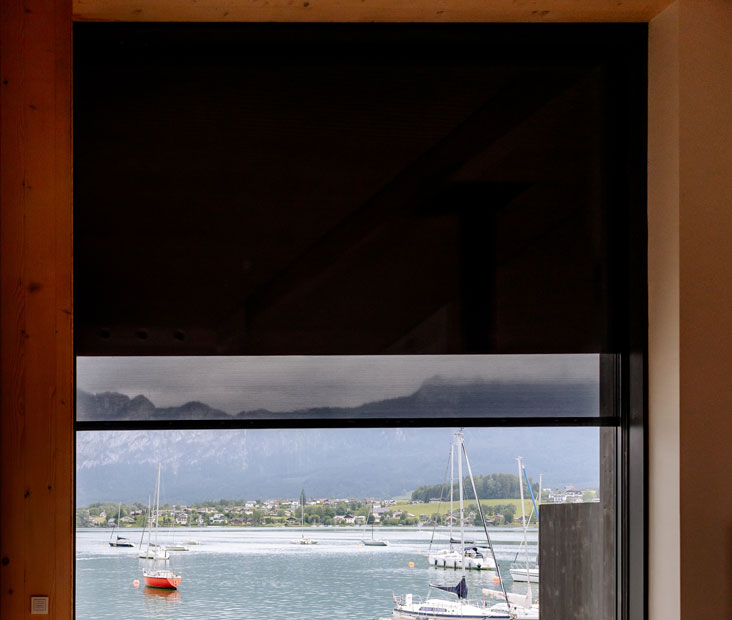 Raffstore im Neubau mit Lamellen für flexible Lichtlenkung und Sonnenschutz