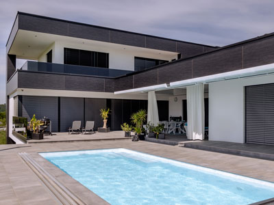 Modernes Haus mit Pool und Terrasse mit Newo Raffstores