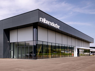 Modernes Autohaus mit Glasfassade und ZipTex.