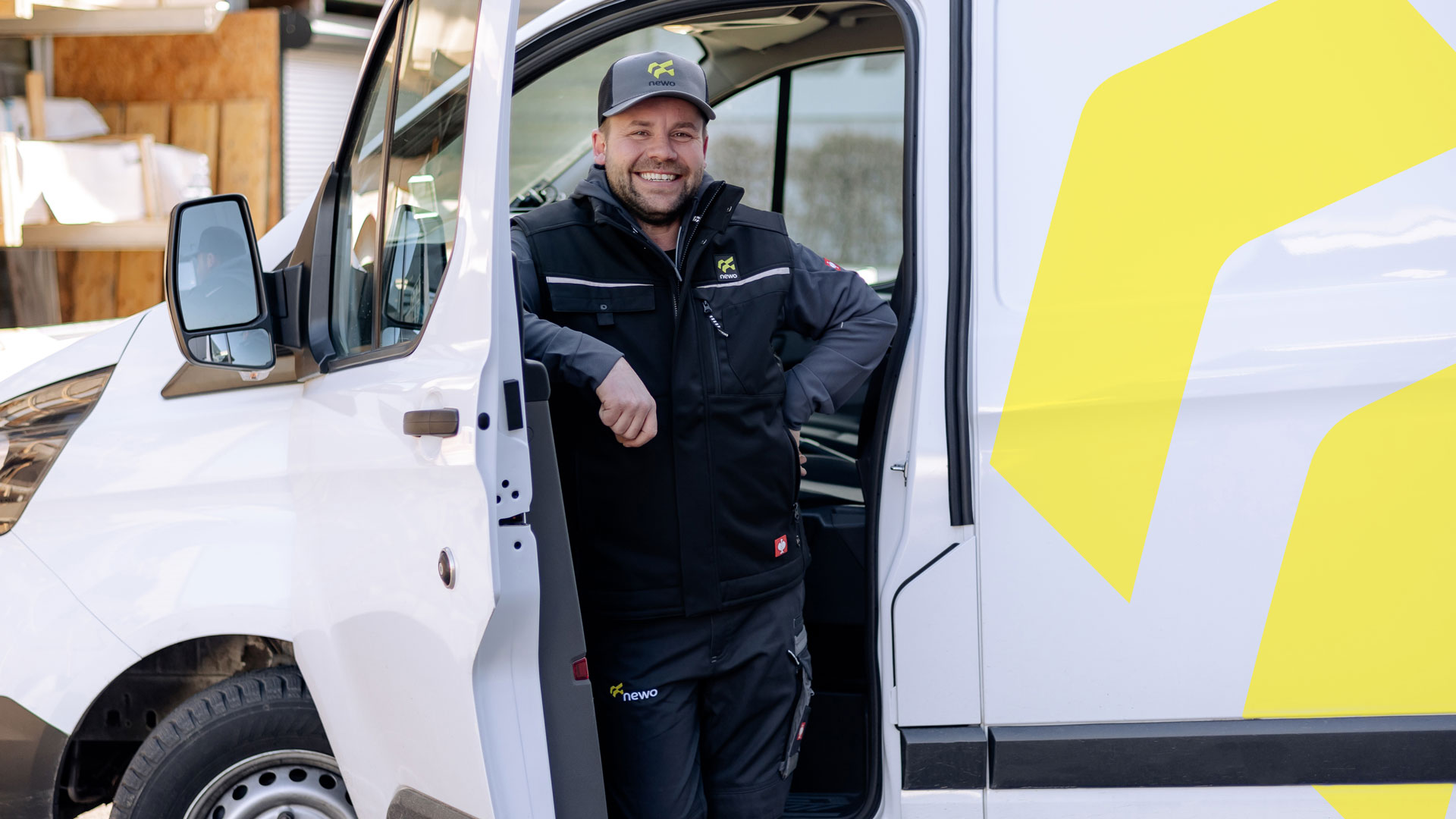 newo monteur markus schwarz vorm montagebus newo monteur markus schwarz vorm montagebus