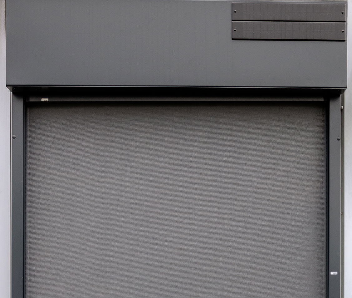 Grauer, geschlossener Textilscreen mit Solarantrieb