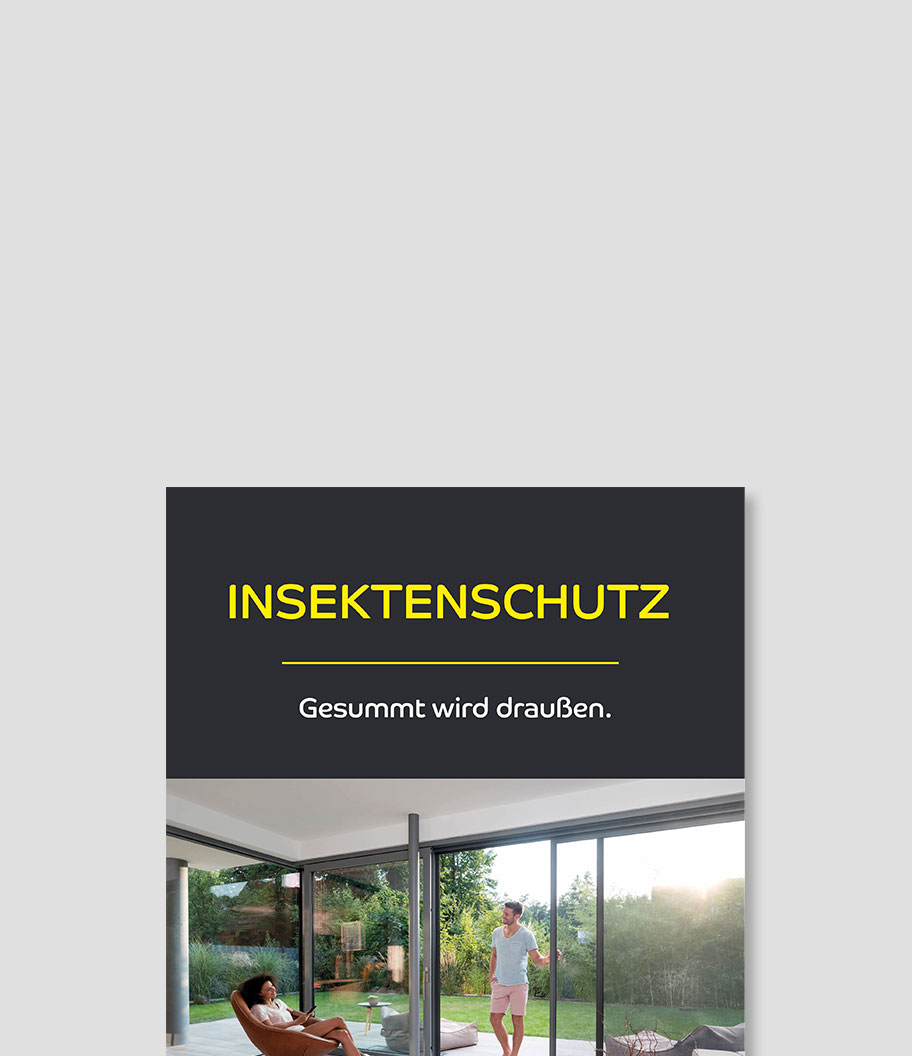 Katalog für Insektenschutz mit dem Text 'Gesummt wird draußen', zeigt ein Wohnzimmer mit offenem Schiebefenster.