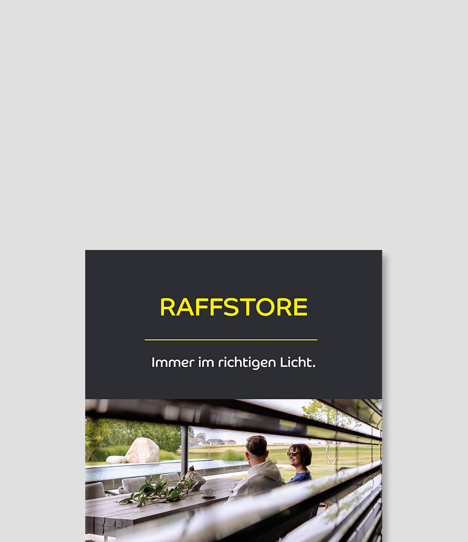Bild von Raffstore mit einem Paar, das durch Raffstores nach draußen sieht. Der Text 'RAFFSTORE - Immer im richtigen Licht' ist darüber zu sehen.