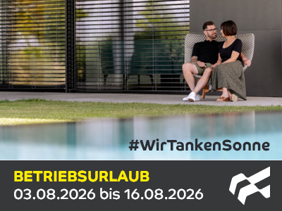 Paar auf einer Bank am Pool mit Text: #WirTankenSonne – Betriebsurlaub 03.08.2026 bis 16.08.2026.