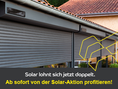 Zwei geschlossene Rollläden an einem Haus; Werbetext zur Solar-Aktion: „Solar lohnt sich jetzt doppelt. Ab sofort von der Solar-Aktion profitieren!“