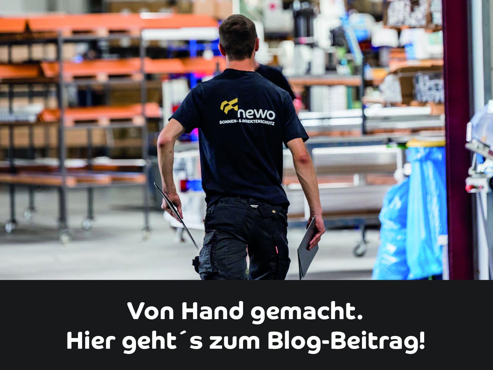Mann in Lagerhalle mit 'newo'-Shirt, darunter Text: 'Von Hand gemacht. Hier geht's zum Blog-Beitrag!'.