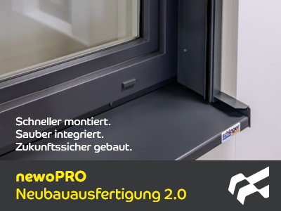 Nahaufnahme eines Fensterrahmens mit dunkelgrauer Fensterbank; Text: „Schneller montiert. Sauber integriert. Zukunftssicher gebaut.“ und „newoPRO Neubauausfertigung 2.0“.
